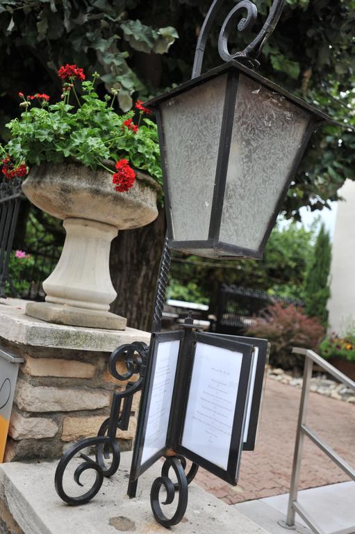 Hotel Restaurant Emile Job Montmerle-sur-Saone Exterior foto